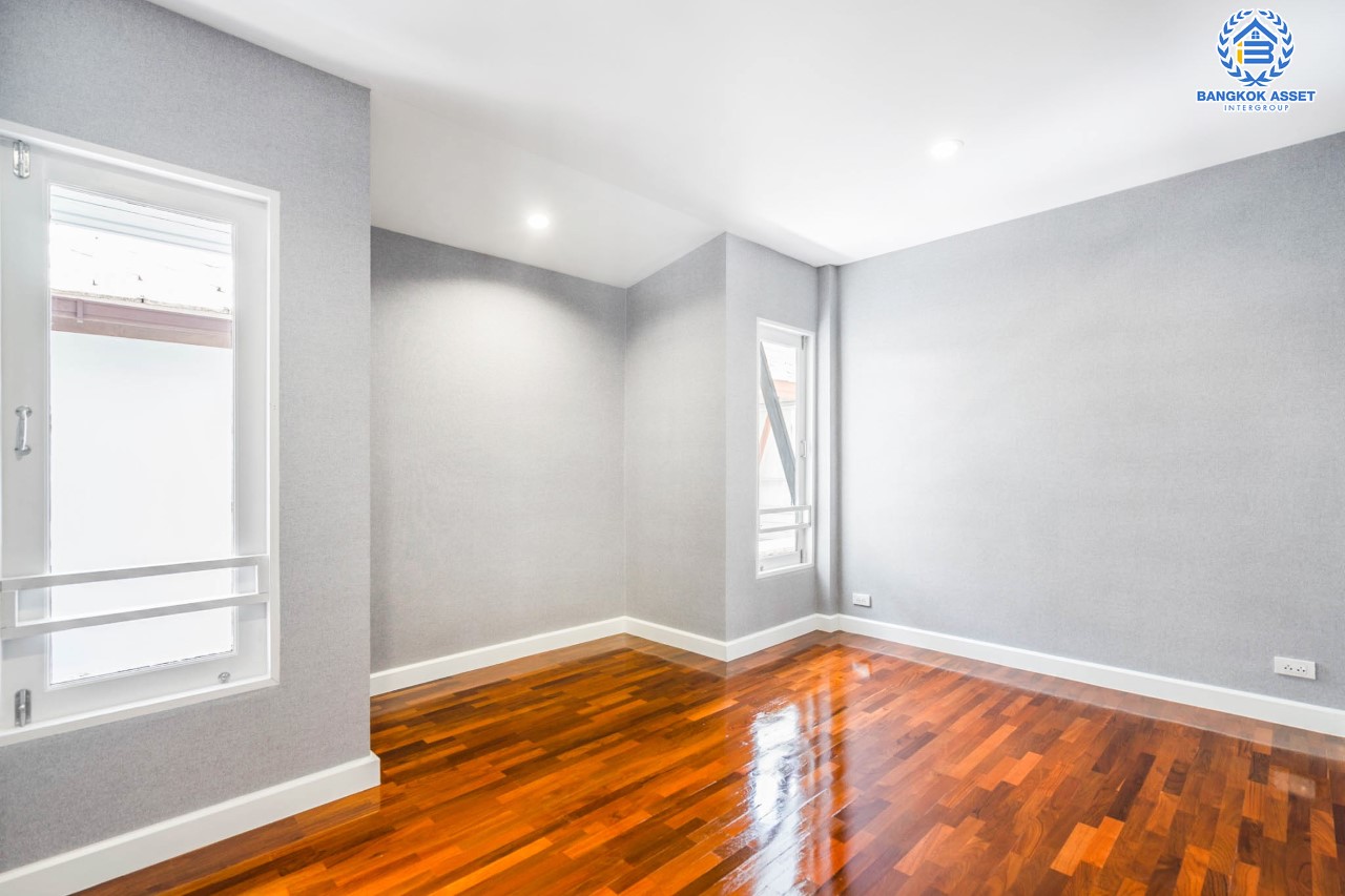 บ้านมือสองตกแต่งใหม่ ม.โนเบิล วานา วัชรพล ดีไซน์สุดโดดเด่น เนื้อที่ 65.6 ตร.ว. ฟังก์ชันจัดเต็ม 3 ห้องนอน 4 ห้องน้ำ 1 ห้องแม่บ้าน จอดรถได้ 2 คัน บนทำเลเดินทางสะดวก ใกล้เซ็นทรัลรามอินทรา, ห้าแยกวัชรพล, จุดขึ้นทางด่วน "ฉลองรัช" และรถไฟฟ้าสายสีชมพู "สถานีวัชรพล"...